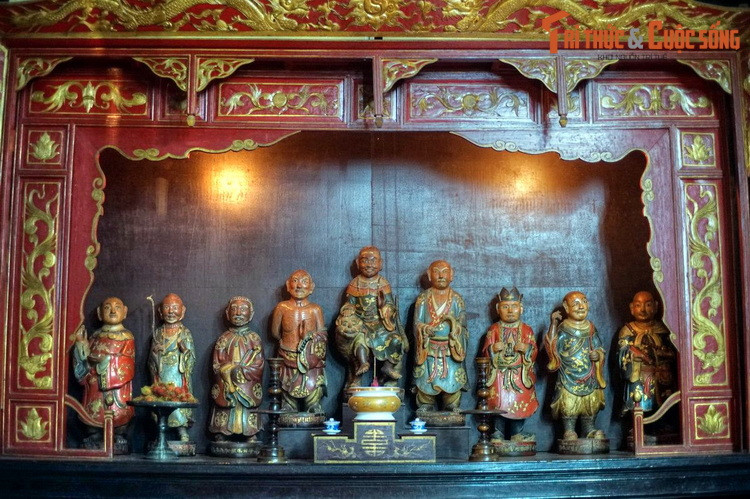 Như nhiều ngôi chùa ở Đàng Trong xưa, chùa Thập Tháp thờ Tam thế Phật ở trung tâm, tả hữu thờ Tôn giả A Nan, Ca Diếp... Các bộ tượng cổ của chùa Thập Tháp vừa mang giá trị nghệ thuật đặc sắc, vừa mang nét dung dị của đời thường.