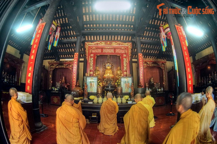 Chùa có kiến trúc hình chữ Khẩu. Chính điện là công trình chính, kiến trúc theo kiểu nhà rường, gồm ba gian hai chái được kết cấu bởi 4 hàng cột cái, 4 hàng cột quân, 8 cột con và 16 cột hiên. Sau chính điện là các khu nhà phương trượng, Đông đường và Tây đường.