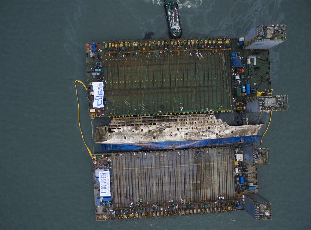 Ngày 25/3, chính phủ Hàn Quốc đã đưa thành công chiếc phà Sewol từ đáy biển sâu 40 m lên một con tàu nửa chìm để bắt đầu di chuyển về cảng.