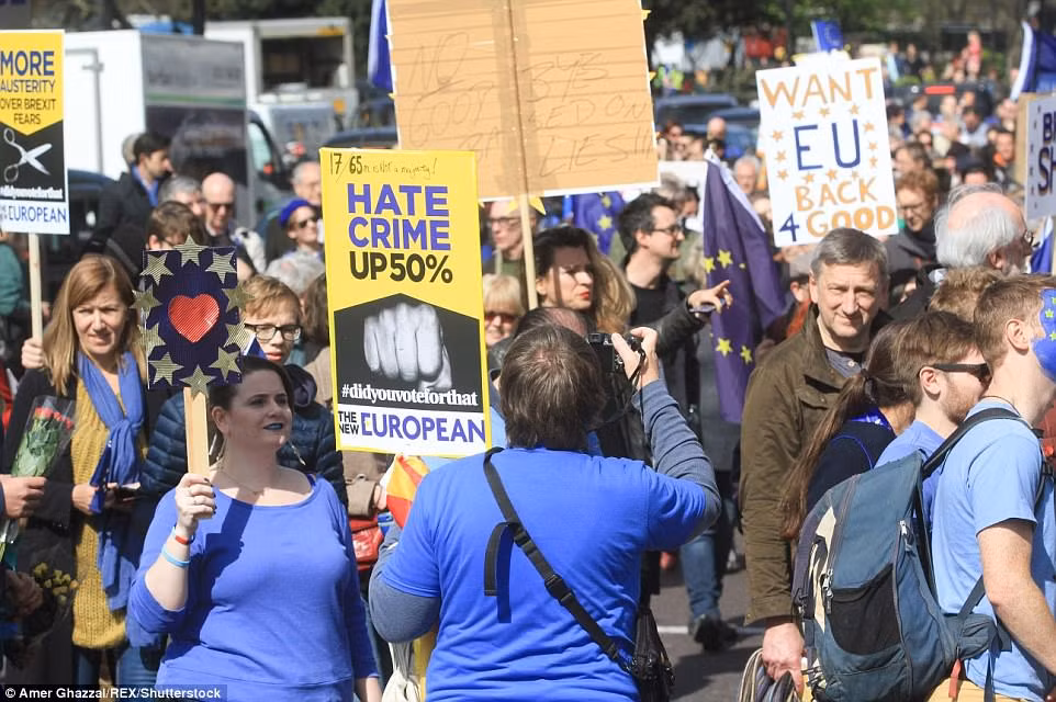 Hình ảnh trong cuộc biểu tình của những người đòi ở lại EU. Ảnh Daily Mail