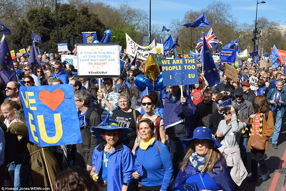 Cuộc biểu tình nổ ra sau cuộc tấn công khủng bố bên ngoài tòa nhà Quốc hội Anh, làm 4 người chết. Ảnh: Biển người biểu tình mặc áo xanh tuần hành trên đường phố London để phản đối Brexit. Ảnh Daily Mail