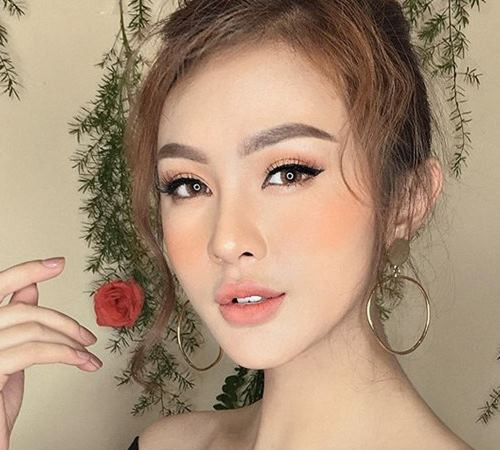 Nhan sắc ngày càng hoàn thiện của Kelly giúp cô "đắt show" sự kiện, quảng bá sản phẩm.