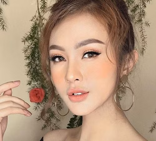 Nhan sắc ngày càng hoàn thiện của Kelly giúp cô "đắt show" sự kiện, quảng bá sản phẩm.