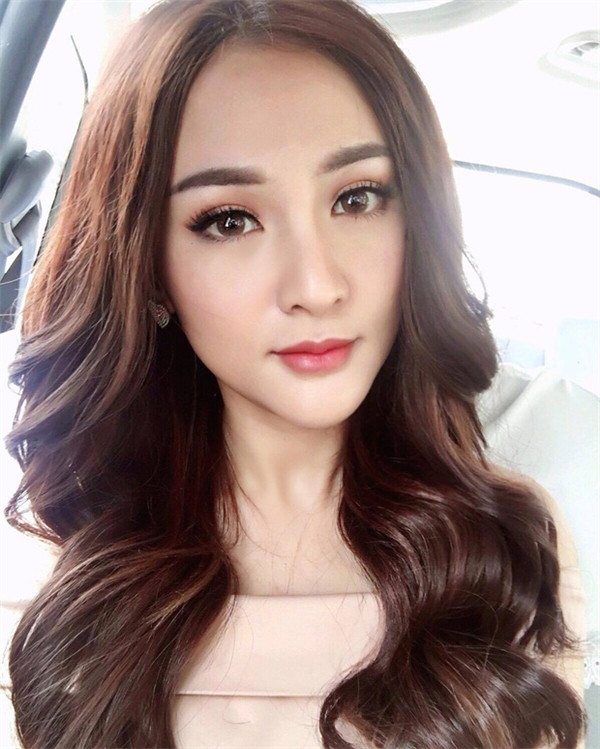 Kelly là một trong những hot girl đời đầu vẫn giữ được sức hút nhờ nhan sắc ngày càng vượt trội.