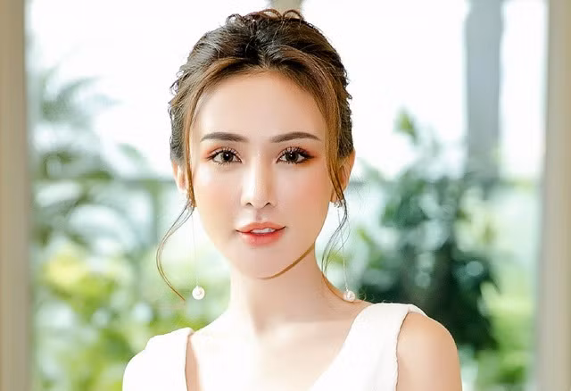 Kelly tên thật là Nguyễn Thụy Tú Anh (14/09/1990), cô thuộc thế hệ hot girl 9X đời đầu tại Sài Thành, được mọi người biết đến khi tham gia cuộc thi Miss teen 2008.