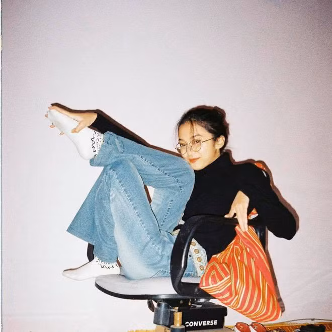 Được mọi người khen ngợi có nét giống với fashionista Châu Bùi, Khánh Linh không giấu khỏi niềm vui.