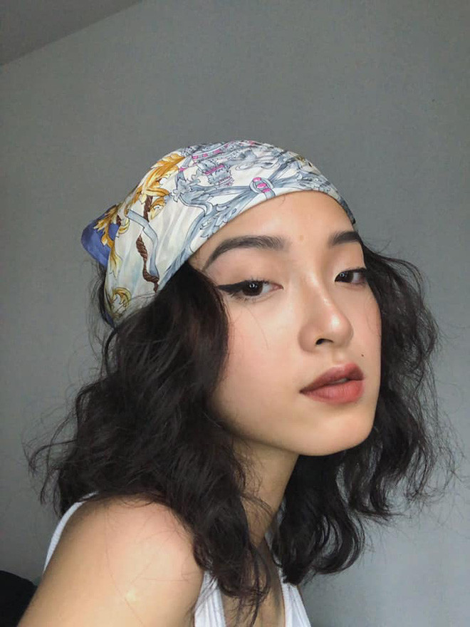 Ngoài đời, Khánh Linh sở hữu phong cách rất thời thượng, không kém phần tinh nghịch.