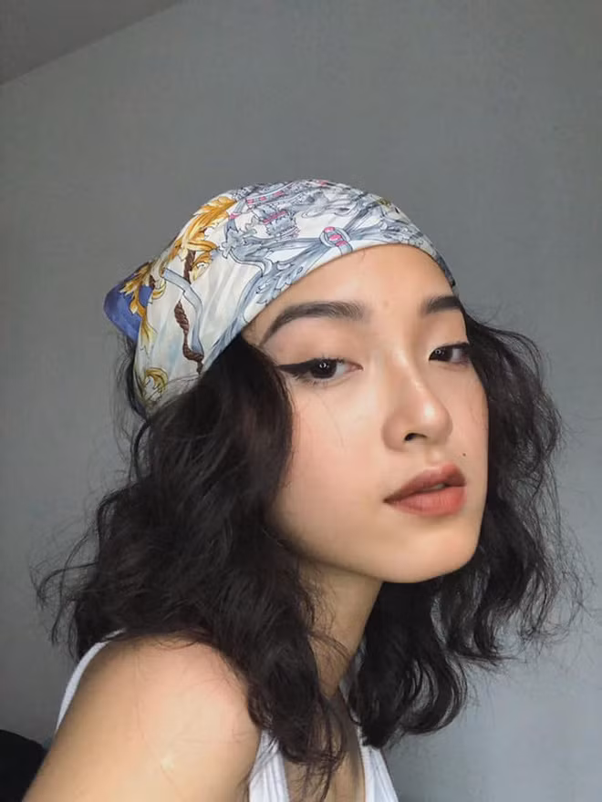 Ngoài đời, Khánh Linh sở hữu phong cách rất thời thượng, không kém phần tinh nghịch.