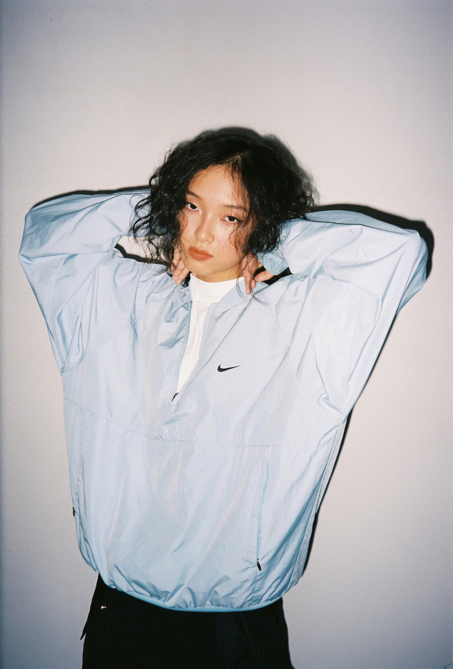 Gái xinh được nhận xét sở hữu gương mặt đậm chất Á Đông, đường nét sắc cùng với thần thái lạnh băng chuyên nghiệp.