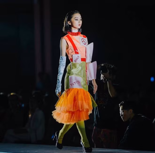 Cô bạn thường xuyên nhận lời làm mẫu ảnh các shop thời trang và cũng xuất hiện trên những sàn diễn thời trang như một người mẫu thực thụ.