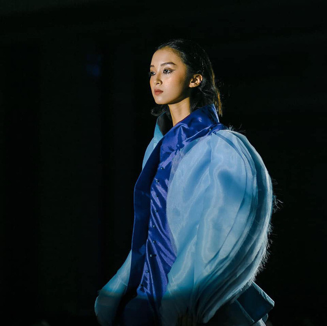 Chỉ sở hữu chiều cao khiêm tốn 1m63 thôi nhưng Linh đã trở thành một mẫu ảnh trẻ tiềm năng.