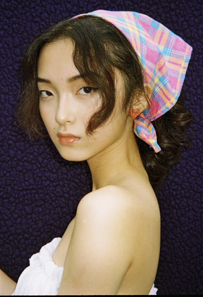 Đường nét sắc sảo thu hút, thần thái của cô bạn làm dân tình không chê vào đâu được.