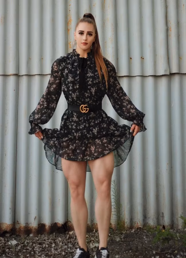 Cô gái 24 tuổi hiện giữ kỷ lục thế giới khi gánh thành công mức tạ 252 kg ở hạng cân 63 kg nữ và hướng tới mục tiêu gánh mức 280 kg. Cô từng chia sẻ muốn tập luyện thể hình để giúp người trở nên mạnh mẽ hơn, đồng thời phá bỏ định kiến môn thể thao này không dành cho phái nữ.