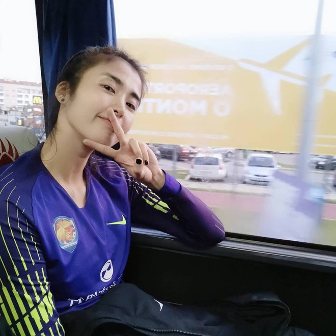 Ngoài khả năng chơi bóng, Zhao Lina còn là cô gái đa tài khi có thể chơi thành thạo nhiều loại nhạc cụ như: trống, guitar, tambourine và đàn keyboard điện tử. Bên cạnh đó, 9X còn có nhiều niềm đam mê, sở thích khác như chơi game, đọc truyện tranh, xăm hình và làm vlog…