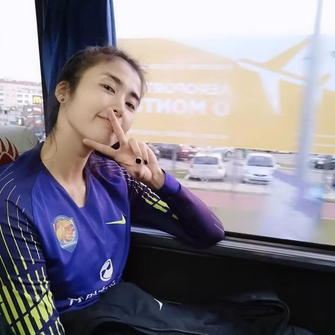 Ngoài khả năng chơi bóng, Zhao Lina còn là cô gái đa tài khi có thể chơi thành thạo nhiều loại nhạc cụ như: trống, guitar, tambourine và đàn keyboard điện tử. Bên cạnh đó, 9X còn có nhiều niềm đam mê, sở thích khác như chơi game, đọc truyện tranh, xăm hình và làm vlog…