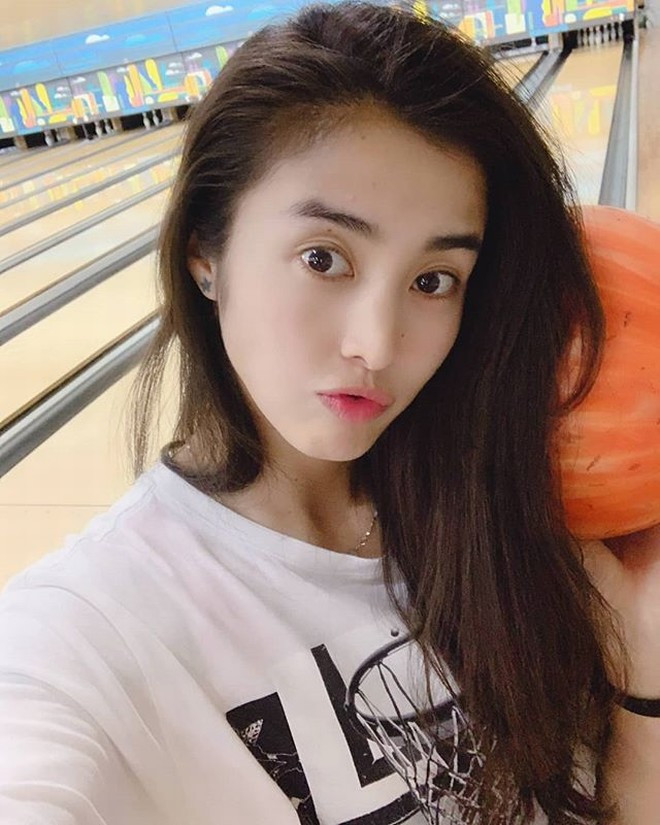 Ngoài trang phục “quần đùi áo số” trên sân cỏ, phong cách thời trang của Zhao Lina đời thường luôn thu hút mọi ảnh nhìn. Cô thường lựa chọn những bộ đồ rộng rãi, đơn giản nhưng vẫn sành điệu, cá tính để có thể thoải mái vận động cả ngày.