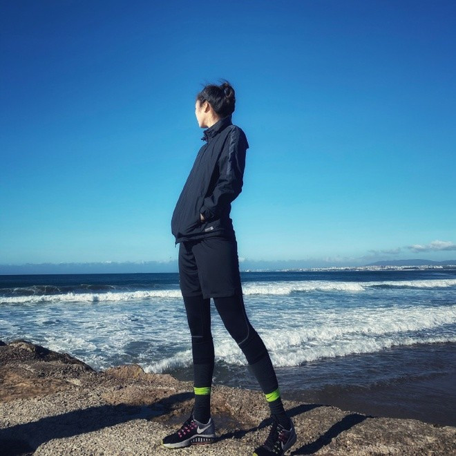 Zhao Lina còn được cư dân mạng Trung Quốc khen ngợi là cô gái hiếu thảo. Lớn lên trong một ngôi nhà chật hẹp và phải ngủ trên ghế sofa thường xuyên, vậy nên cô nàng luôn ao ước mua được căn nhà để bố mẹ có thể sống tốt hơn. Sau hơn 10 năm thi đấu, nữ thủ môn đã tậu được ngôi nhà khang trang ở vùng ngoại ô.