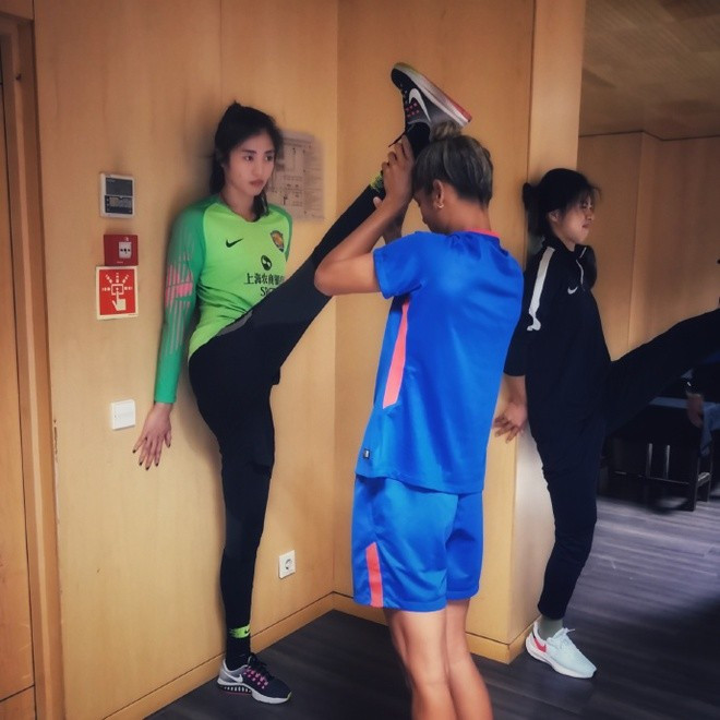 Trong suốt sự nghiệp thể thao của mình, Zhao Lina luôn là gương mặt đại diện cho bóng đá nữ Trung Quốc. Cô gái sinh năm 1991 là một thủ môn tài năng, sở hữu chiều cao 1m88 vượt trội. Hiện tại, cô sở hữu khoảng 660.000 fan và khá nổi tiếng trên truyền thông và mạng xã hội Trung Quốc.