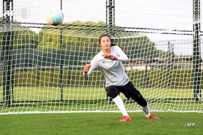 Khi còn là học sinh tiểu học, nhờ chiều cao vượt trội mà Zhao Lina được giáo viên trong trường giới thiệu đến đội bóng của Quận để tham gia đào tạo thử nghiệm và từ đây, cô bắt đầu với niềm đam mê trái bóng tròn.