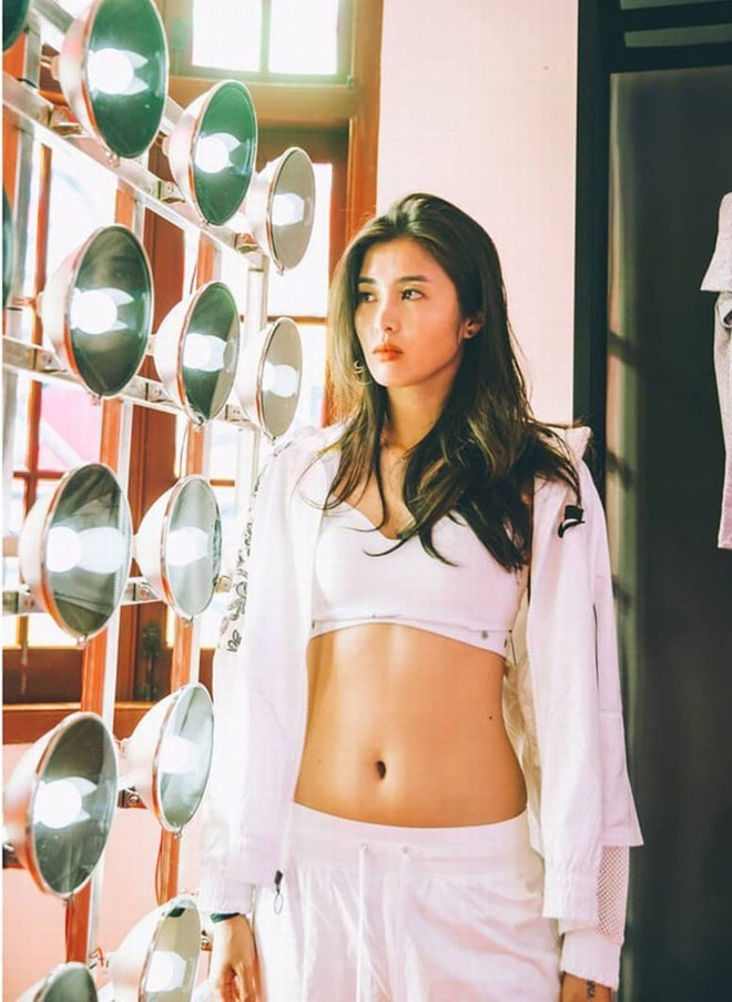 Zhao Lina thường bị nhầm lẫn là người mẫu, hoa hậu bởi khuôn mặt xinh đẹp cùng chiều cao “khủng”. Cô được nhiều công ty mời làm người mẫu quảng cáo nhưng cô kiên quyết từ chối vì muốn tập trung cho sự nghiệp bóng đá.