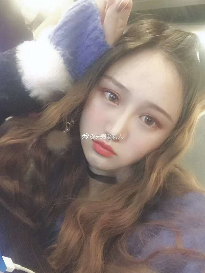 Cô gái này sở hữu ngoại hình rất giống con lai với đôi mắt to và sâu, sống mũi thẳng tắp, làn da trắng muốt.