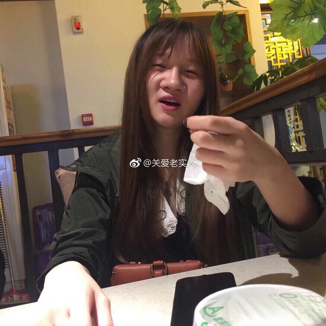 Cô gái này sở hữu ngoại hình rất giống con lai với đôi mắt to và sâu, sống mũi thẳng tắp, làn da trắng muốt.