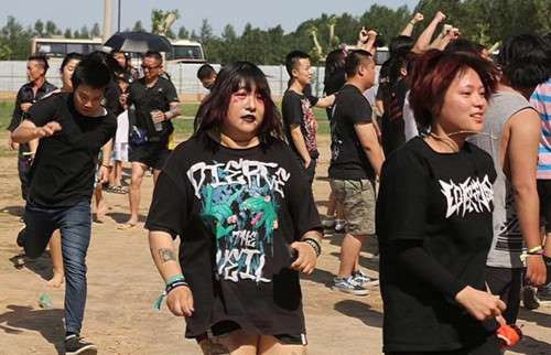 Thế nhưng khi gặp mặt anh chàng này phải thất vọng toàn tập khi gặp người yêu ngoài đời thật. Không còn những filter chỉnh sửa, hóa ra nhan sắc của cô gái không hề xinh đẹp, ấn tượng mà thậm chí còn rất mũm mĩm, nặng nề khác xa trong ảnh.