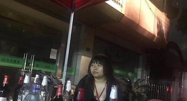 Tới ngày gặp mặt, anh chàng thậm chí không thể nhận ra đó là cô gái đã nói chuyện với mình. Nhan sắc của hot girl sống ảo này ngoài đời và hình ảnh cô gửi cho anh trước khi đến gặp mặt khác nhau một trời một vực.