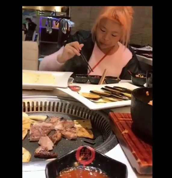 Đến khi gặp mặt, Tiểu Lý ngay lập tức bị “đứng hình” bởi cô nữ sinh Tiểu Ninh đáng yêu ngày nào giờ bỗng nhiên biến thành một người trông già hơn và thậm chí còn nặng tới gần 70kg.