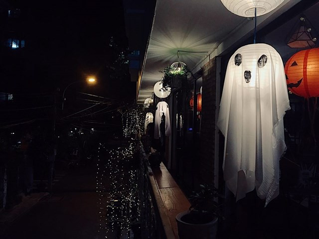 Đặc biệt, Tâm Coffee chuẩn bị rất nhiều phụ kiện hoá trang để khách có thể tha hồ chụp những tấm hình sống ảo.