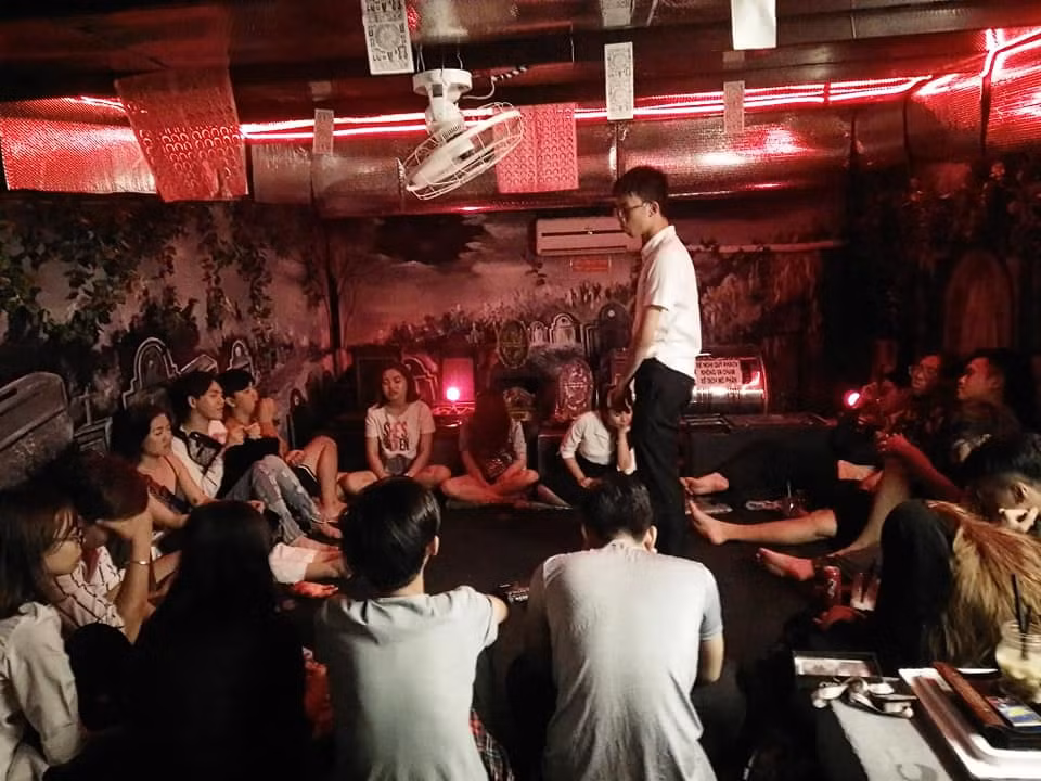 Bên cạnh đó sự cộng hưởng của những ánh đèn neon mờ áo màu tím, xanh, đỏ mờ ảo, âm nhạc và điều hoà tạo cho bạn cảm giác ớn lạnh, hồi hợp.