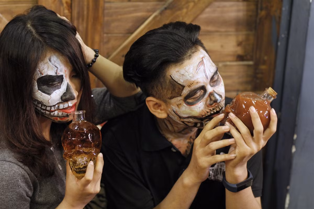 Đặc biệt, quán phục vụ những ly cocktail hình đầu lâu vô cùng độc đáo với hương vị thơm ngon hảo hạng.