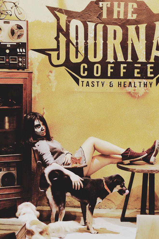 The Journal Coffee vốn đã là một quán cà phê kinh dị mang hơi hướng cổ xưa từ phong cách thiết kế đến cả những ánh đèn.