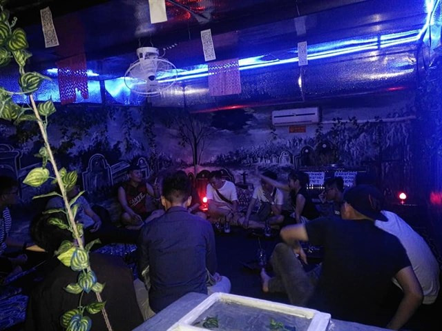 Từng góc của quán sẽ là những thước phim kinh dị không giành cho những ai "yếu bóng vía". Tại quán cafe này, bạn sẽ bắt gặp những hình ảnh quen thuộc như những ổ nhện, những hoạt cảnh được mô phỏng từ câu chuyện "18 tầng đại ngục",...