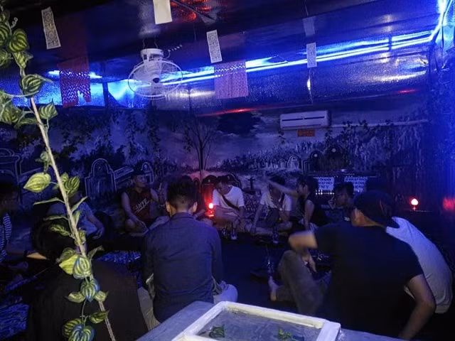 Từng góc của quán sẽ là những thước phim kinh dị không giành cho những ai "yếu bóng vía". Tại quán cafe này, bạn sẽ bắt gặp những hình ảnh quen thuộc như những ổ nhện, những hoạt cảnh được mô phỏng từ câu chuyện "18 tầng đại ngục",...