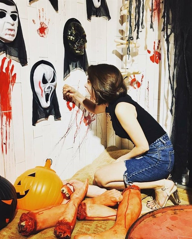 Khu photobooth của quán trở nên đầy ma mị với bàn tay in vết máu đỏ tươi cả một mảng tường và những cánh tay, bàn chân đứt lìa vương máu ra sàn nhà. Ở ngoài ban công, quán còn trang trí thêm những hình thù đầy ma quái dưới ánh đèn mờ ảo.