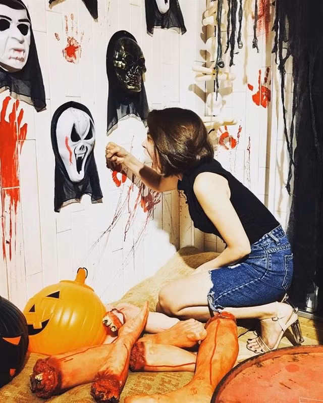 Khu photobooth của quán trở nên đầy ma mị với bàn tay in vết máu đỏ tươi cả một mảng tường và những cánh tay, bàn chân đứt lìa vương máu ra sàn nhà. Ở ngoài ban công, quán còn trang trí thêm những hình thù đầy ma quái dưới ánh đèn mờ ảo.