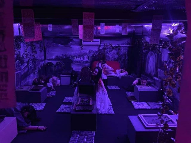 Không giống như những quán cà phê khác thu hút khách hàng bằng không gian sang trọng, dễ gần, Âm Ty Quán gây ấn tượng với mọi người bởi lối thiết kế có phần âm u khi mô phỏng lại hình ảnh âm phủ trong văn hoá Á Đông.