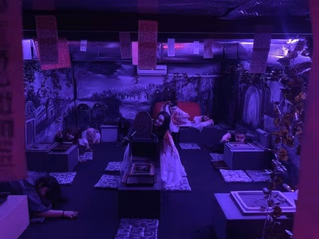 Không giống như những quán cà phê khác thu hút khách hàng bằng không gian sang trọng, dễ gần, Âm Ty Quán gây ấn tượng với mọi người bởi lối thiết kế có phần âm u khi mô phỏng lại hình ảnh âm phủ trong văn hoá Á Đông.