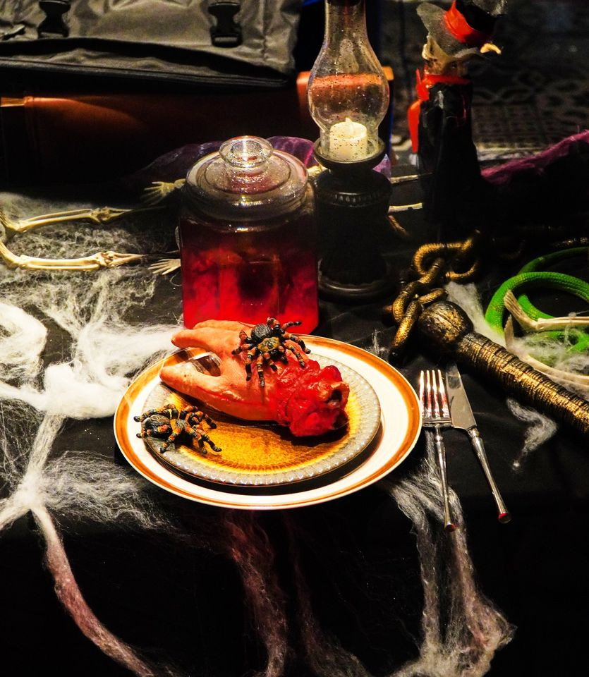 Mùa Halloween đã biến Yan trở thành một địa điểm đầy ấn tượng, trang trí tỉ mỉ với background rùng rợn.