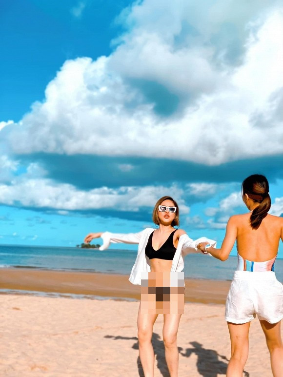 Sau khi hút mỡ, hot girl này thường xuyên diện những trang phục khá gợi cảm.