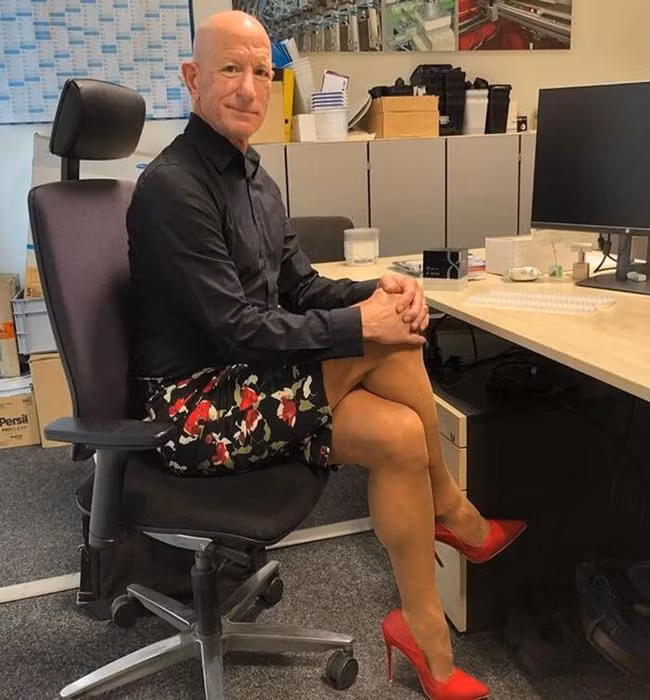 Mark thích đôi giày cao 12,7cm cùng những chiếc váy bút chì mà ông đặt mua trên mạng.