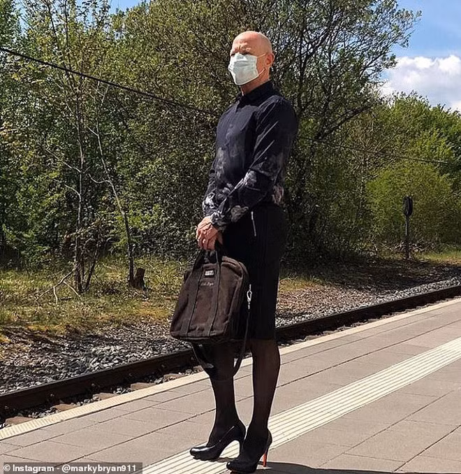 Hầu hết lựa chọn hằng ngày của Mark là áo sơ mi kết hợp với chân váy bó cùng giày cao gót.