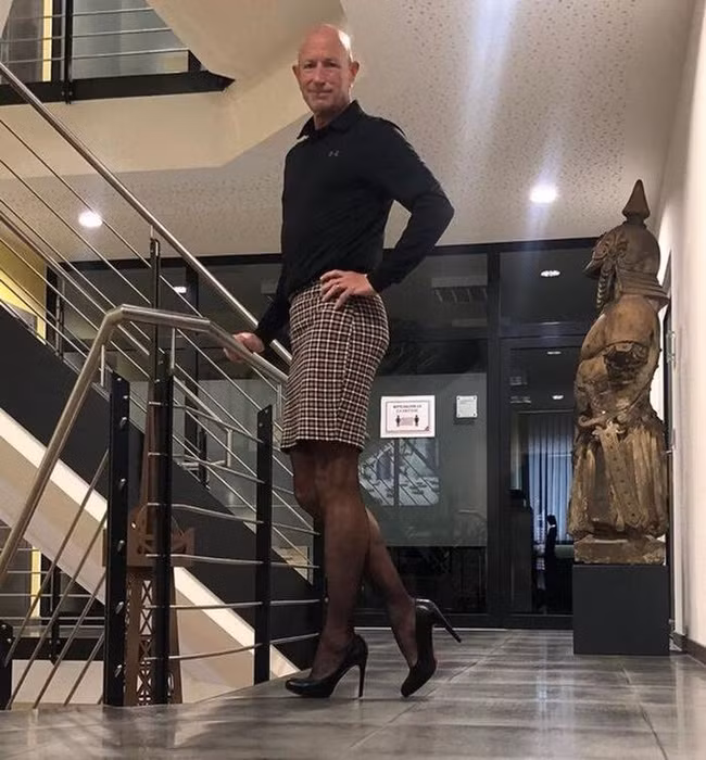 Lần đầu mặc váy đi làm cũng mang tới cho Mark một chút cảm giác lo sợ, tuy nhận được một số lời đàm tiếu nhưng mọi thứ về sau đều ổn.