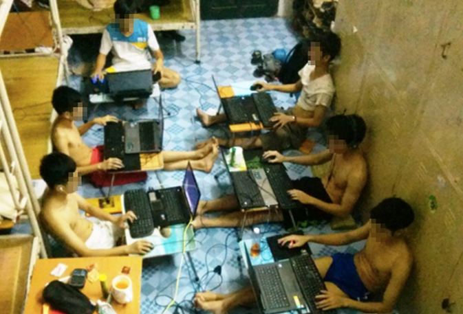 Số lượng sinh viên trong một phòng ký túc xá thường từ 8-15 người/phòng, thậm chí có những phòng ký túc còn trên 20 người/phòng.