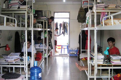 Điều này không những làm cho việc học của bạn bị ảnh hưởng mà những sinh hoạt cá nhân cũng có phần bất tiện, chưa kể các phòng ký túc xá nam sinh còn trở thành các "quán nét" ngày ngủ đêm cày.