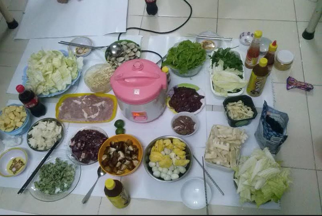 Thường các ký túc xá quy định không cho sinh viên nấu ăn. Nhưng một số bạn vẫn "lách luật", nấu ăn lén lút mặc cho quy định ký túc.