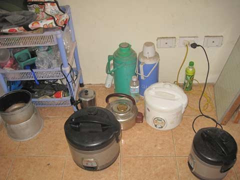 Đôi khi, chỉ cần giám thị đi tuần tra một cái là các bạn lại ba chân bốn cẳng giấu "tang chứng" để tránh bị kiểm điểm.