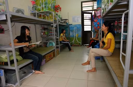 Chính vì ở chung phòng nên mối quan hệ lại càng khăng khít. Chính vì vậy, chỉ cần bạn chợp mắt thôi là khi tỉnh dậy cá rằng bạn sẽ phải hối hận vì không đề phòng "lũ quỷ" cùng phòng.