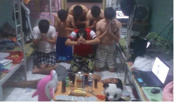 "Đừng ngủ khi lũ bạn thức" - câu nói truyền miệng bấy lâu nay trong giới trẻ được xuất phát từ chính các bạn sinh viên ở ký túc.